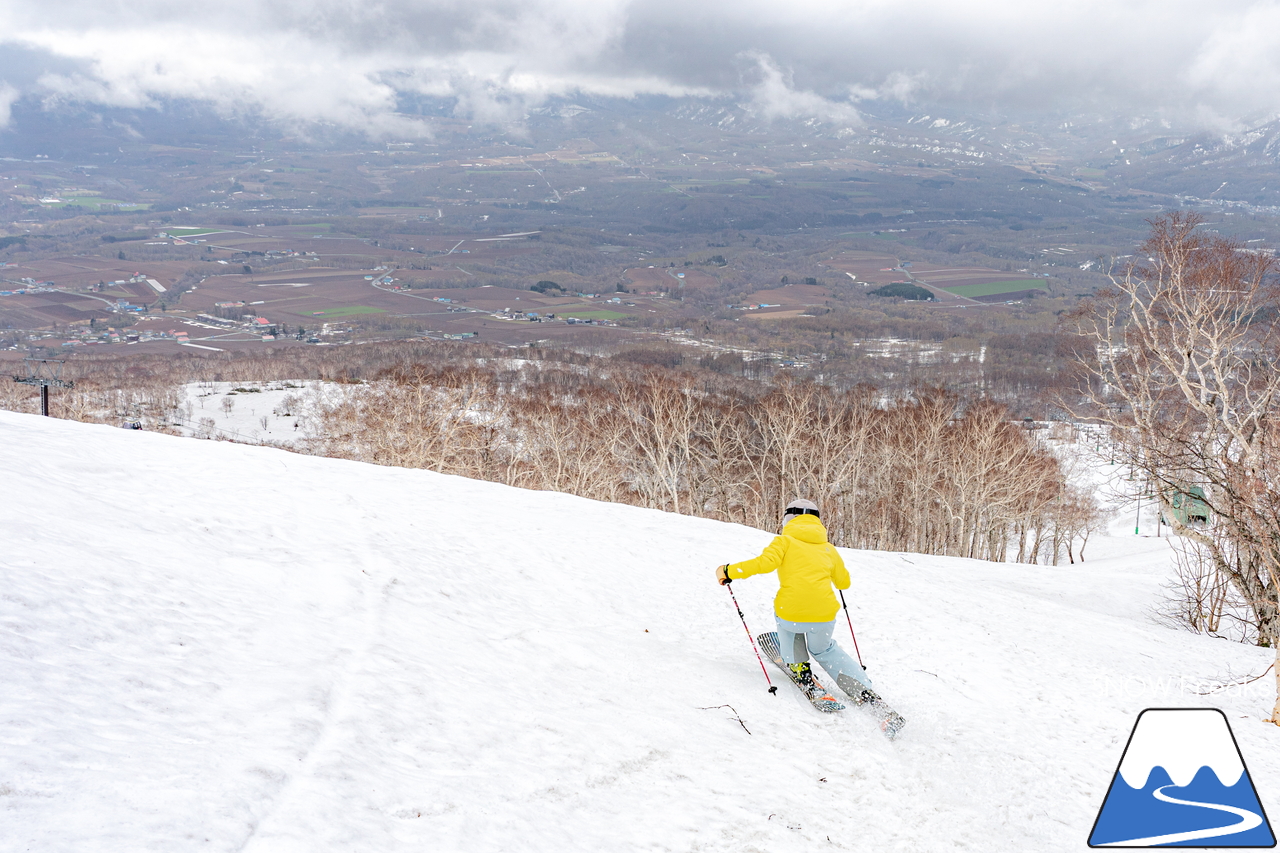 5月になっても雪たっぷり。山頂から山麓まで滑走可能なニセコアンヌプリ国際スキー場のゲレンデを、秋山穂香さんとひと滑り(^^)/